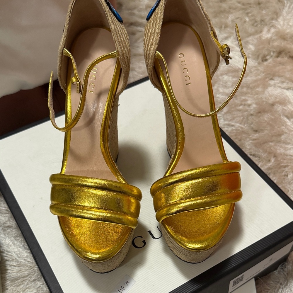 Gucci Gold Wedges with Floral Embroidery - Picture 7 of 9